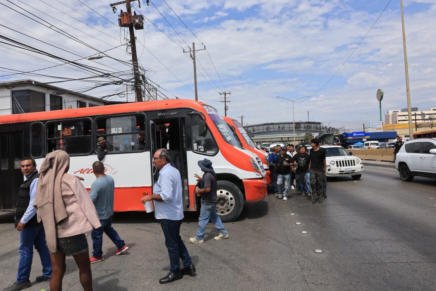 BLOQUEAN TRANSPORTISTAS DE ALTISA CRUCERO DE LA 5 Y 10