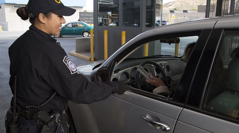 Imagen de archivo de la garita de San Ysidro. Foto: Donna Burton, U.S. Customs and Border Protection, dominio público.