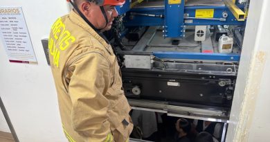 Bombero durante el rescate de nueve personas atrapadas en un elevador del Hospital General de Tijuana