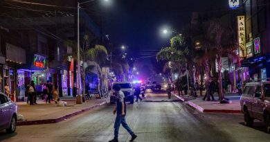 Patrulla con estrobos en una calle de Tijuana durante la noche; imagen ilustrativa