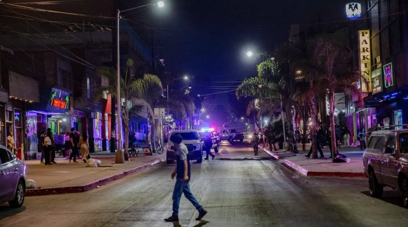 Patrulla con estrobos en una calle de Tijuana durante la noche; imagen ilustrativa